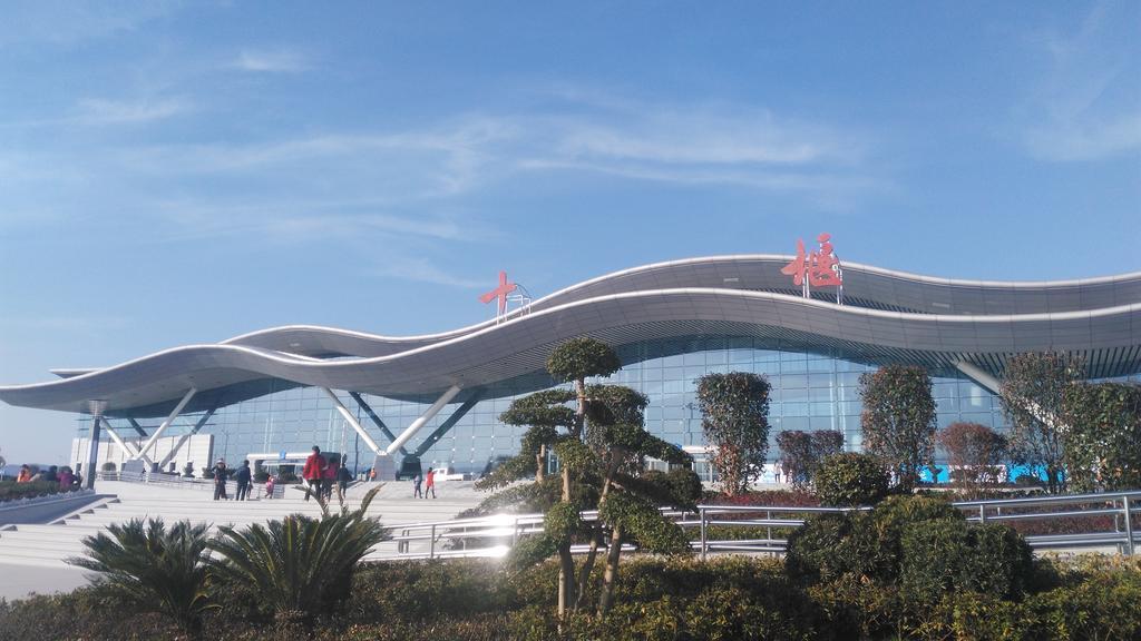 Wudangshan Yinjie Holiday Hotel Danjiangkou エクステリア 写真